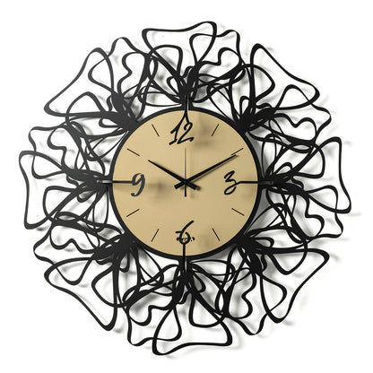 Vista frontale dell'orologio Linea di Arti&Mestieri, intrecci neri laser e numeri sovrapposti, quadrante marmo miele.