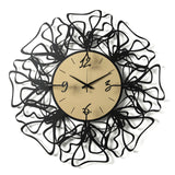 Vista frontale dell'orologio Linea di Arti&Mestieri, intrecci neri laser e numeri sovrapposti, quadrante marmo miele.