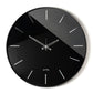 Vista frontale dell'orologio Giotto di Arti&Mestieri. Base nera, quadrante Crystal Luxe nero, diametro 60 cm.