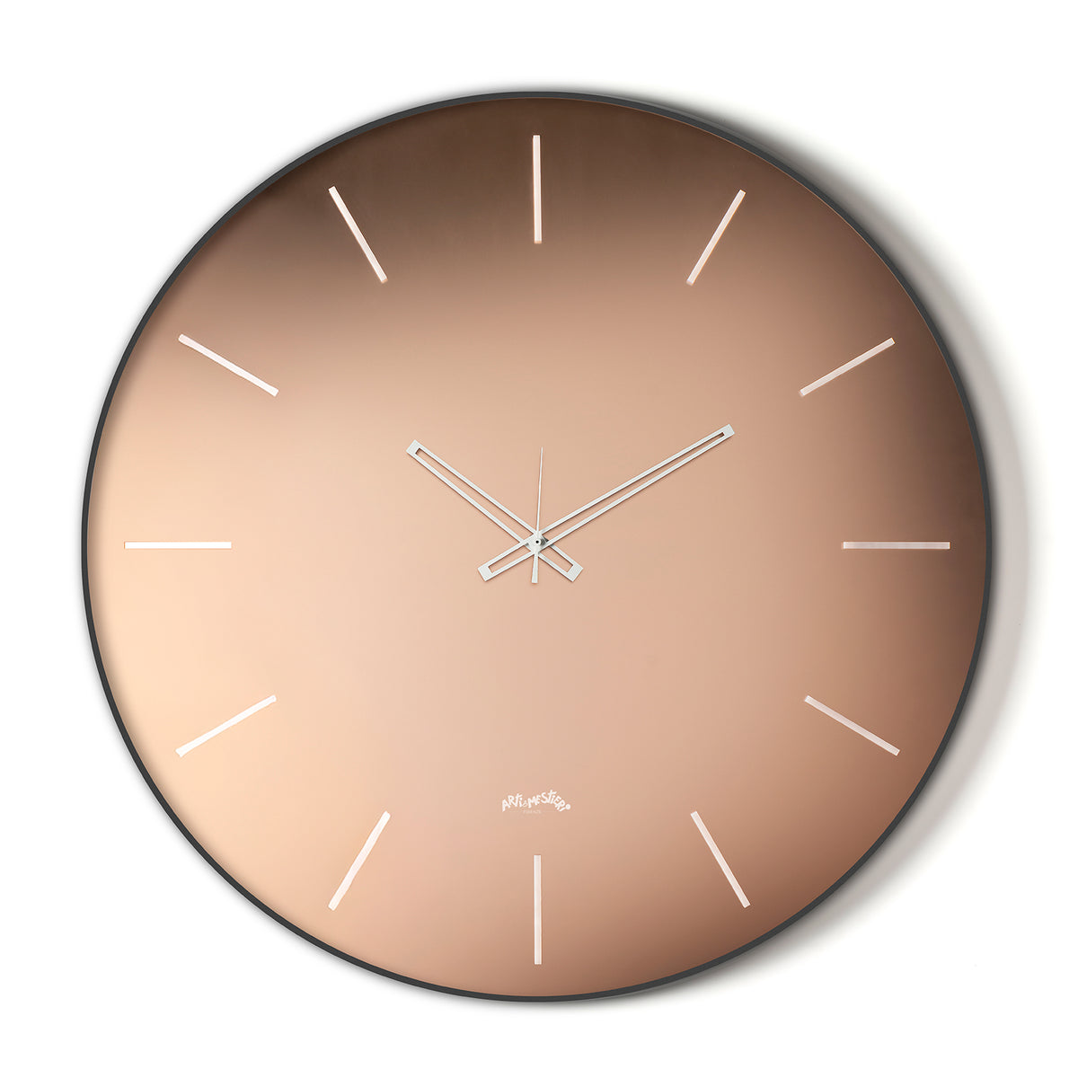Vista frontale dell'orologio Giotto di Arti&Mestieri. Base nera, quadrante vetro satinato Velour Luxe rosa, diametro 60 cm.