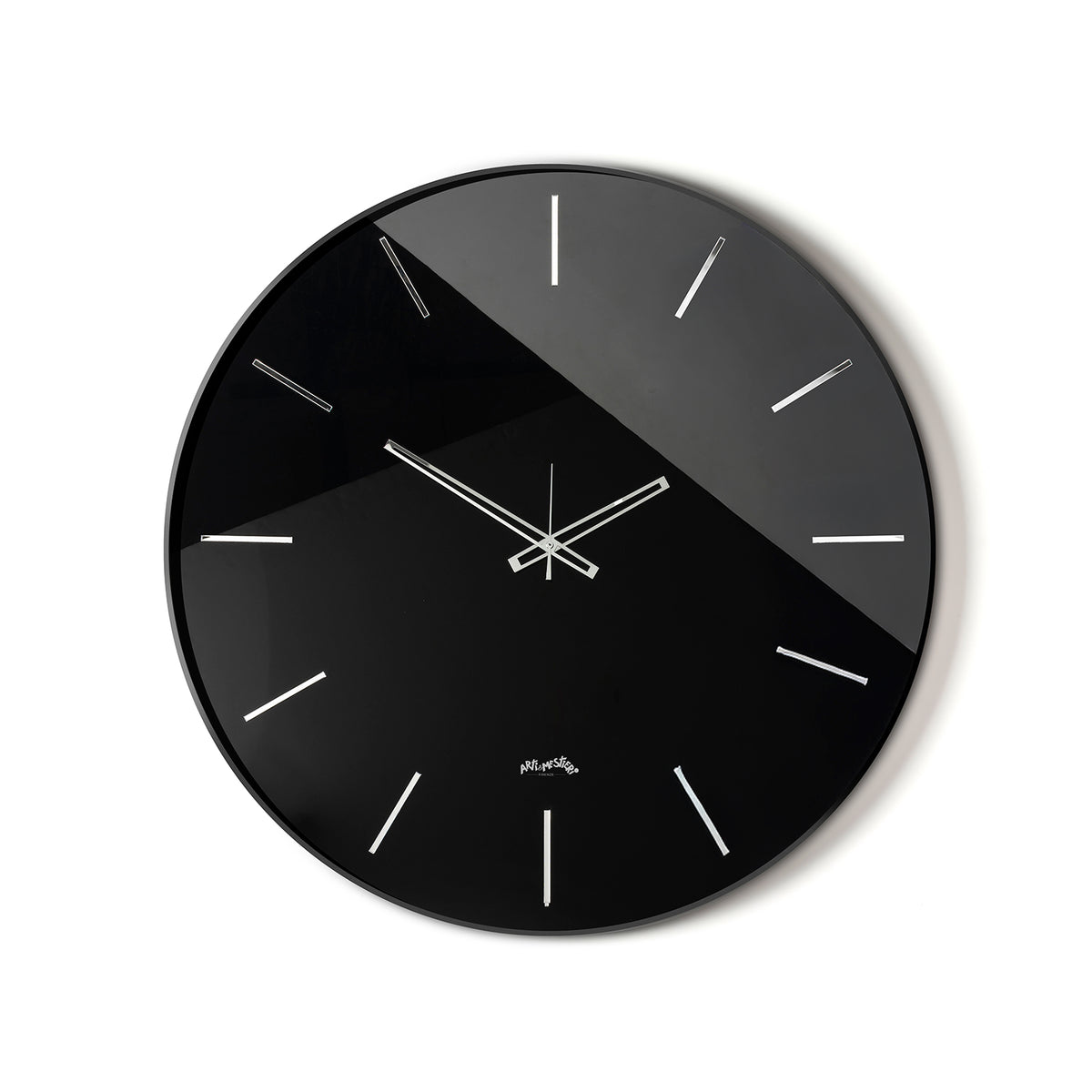 Vista frontale dell'orologio Giotto 45 di Arti&Mestieri. Base nera, quadrante in vetro Crystal Luxe nero, diametro 45 cm.