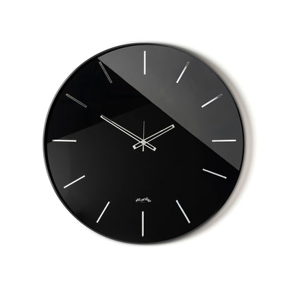 Vista frontale dell'orologio Giotto 45 di Arti&Mestieri. Base nera, quadrante in vetro Crystal Luxe nero, diametro 45 cm.