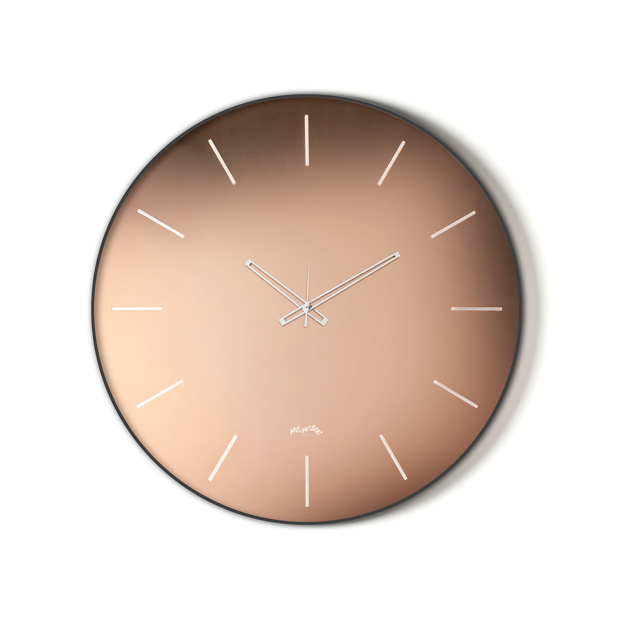 Vista frontale dell'orologio Giotto 45 di Arti&Mestieri. Base nera, quadrante vetro satinato Velour Luxe rosa, diametro 45 cm.