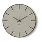 Vista frontale dell'orologio Symbol di Arti&Mestieri, 60 cm di diametro, combinazione colore nero/avorio.