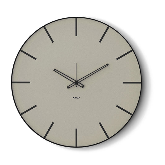 Vista frontale dell'orologio Symbol di Arti&Mestieri, 60 cm di diametro, combinazione colore nero/avorio.