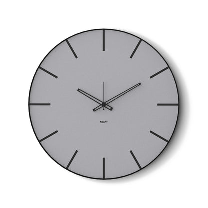 Vista frontale dell'orologio Symbol di Arti&Mestieri, diametro 45 cm, finitura nero/alluminio.