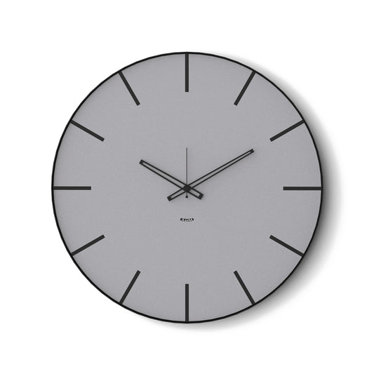 Vista frontale dell'orologio Symbol di Arti&Mestieri, diametro 45 cm, finitura nero/alluminio.