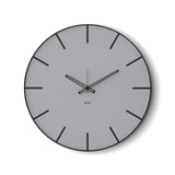 Vista frontale dell'orologio Symbol di Arti&Mestieri, diametro 45 cm, finitura nero/alluminio.
