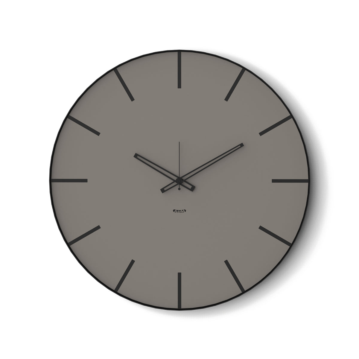 Vista frontale dell'orologio Symbol di Arti&Mestieri, diametro 45 cm, finitura nero/fango.