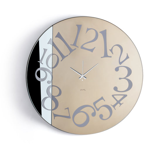 Orologio da parete Piega dal design contemporaneo, con struttura in ferro e due specchi Crystal bronzo e Crystal fumé inseriti con precisione nella caratteristica piega a 30°.  Vistale frontale. Finitura fumé/bronzo.