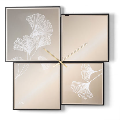 Orologio da parete Sintesi 90 Ginkgo finitura bronzo con quattro grandi specchi bisellati decorati con fiori di Ginkgo stilizzati. Una composizione elegante e ricercata che unisce ispirazione naturale, design e suggestivi effetti di luce.