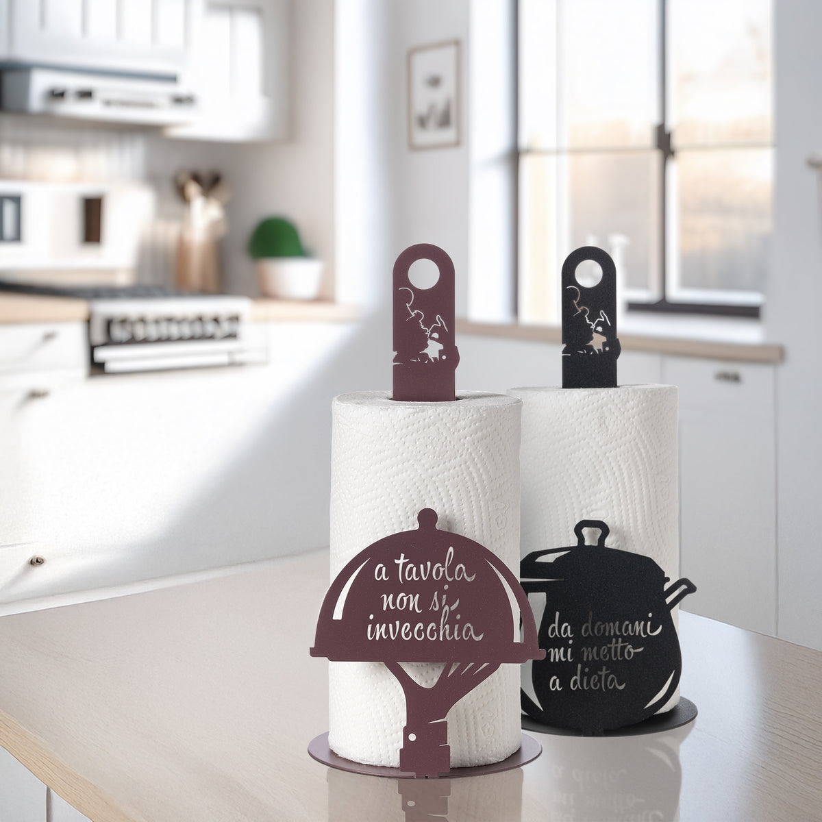 foto ambienta in una cucina del porta rotolo da cucina "da domani mi metto a dieta"