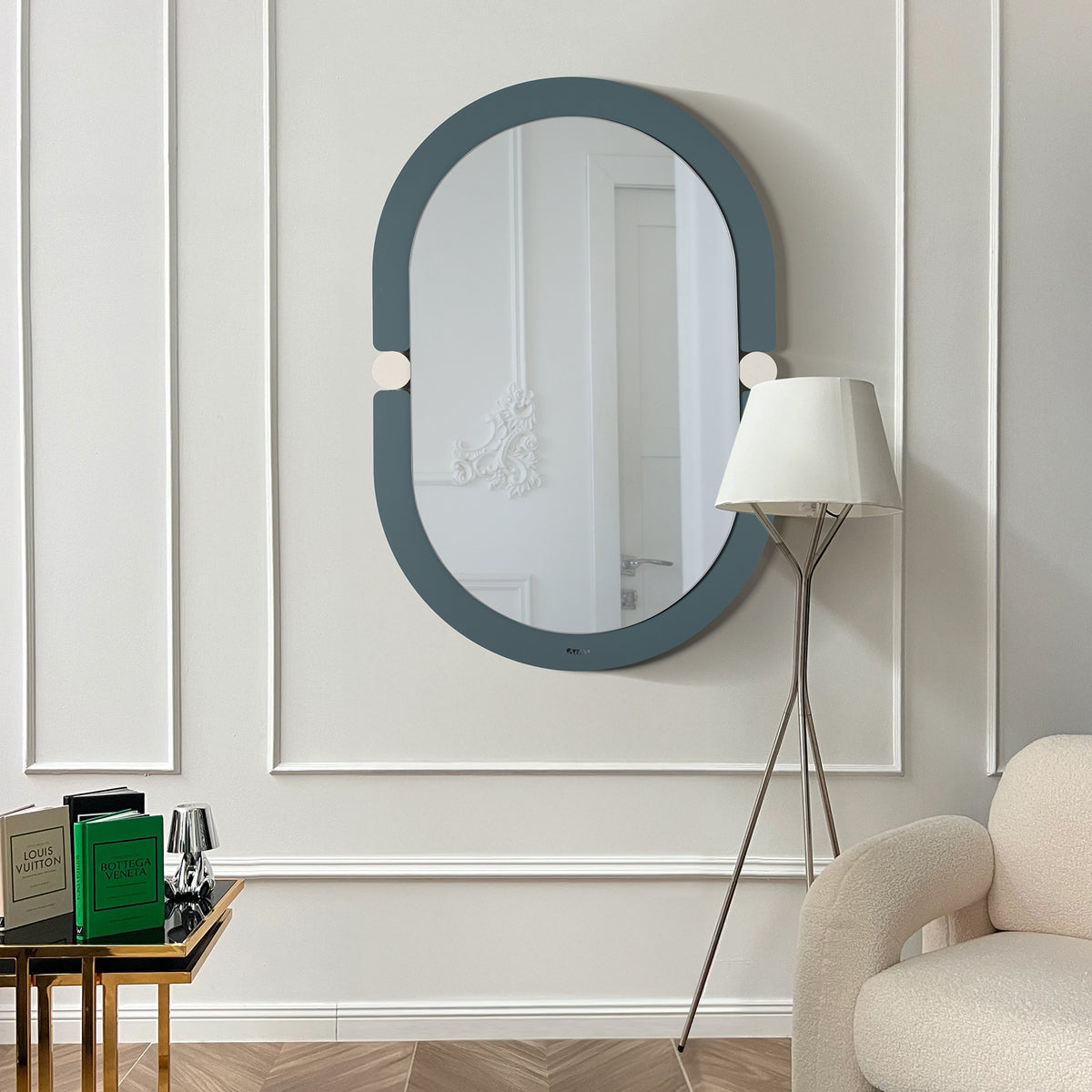 Foto ambientata dello specchio da parete di design moderno Alchimia ovale di colore petrolio/avorio