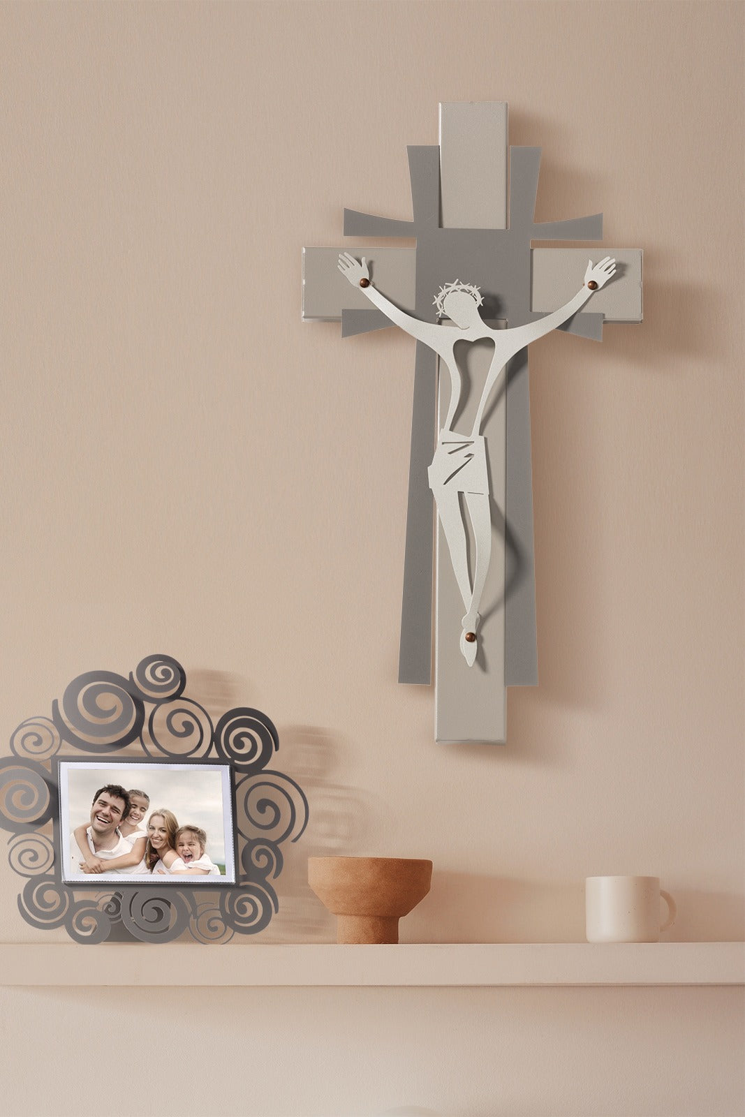 Grand crucifix mural en métal – Design contemporain