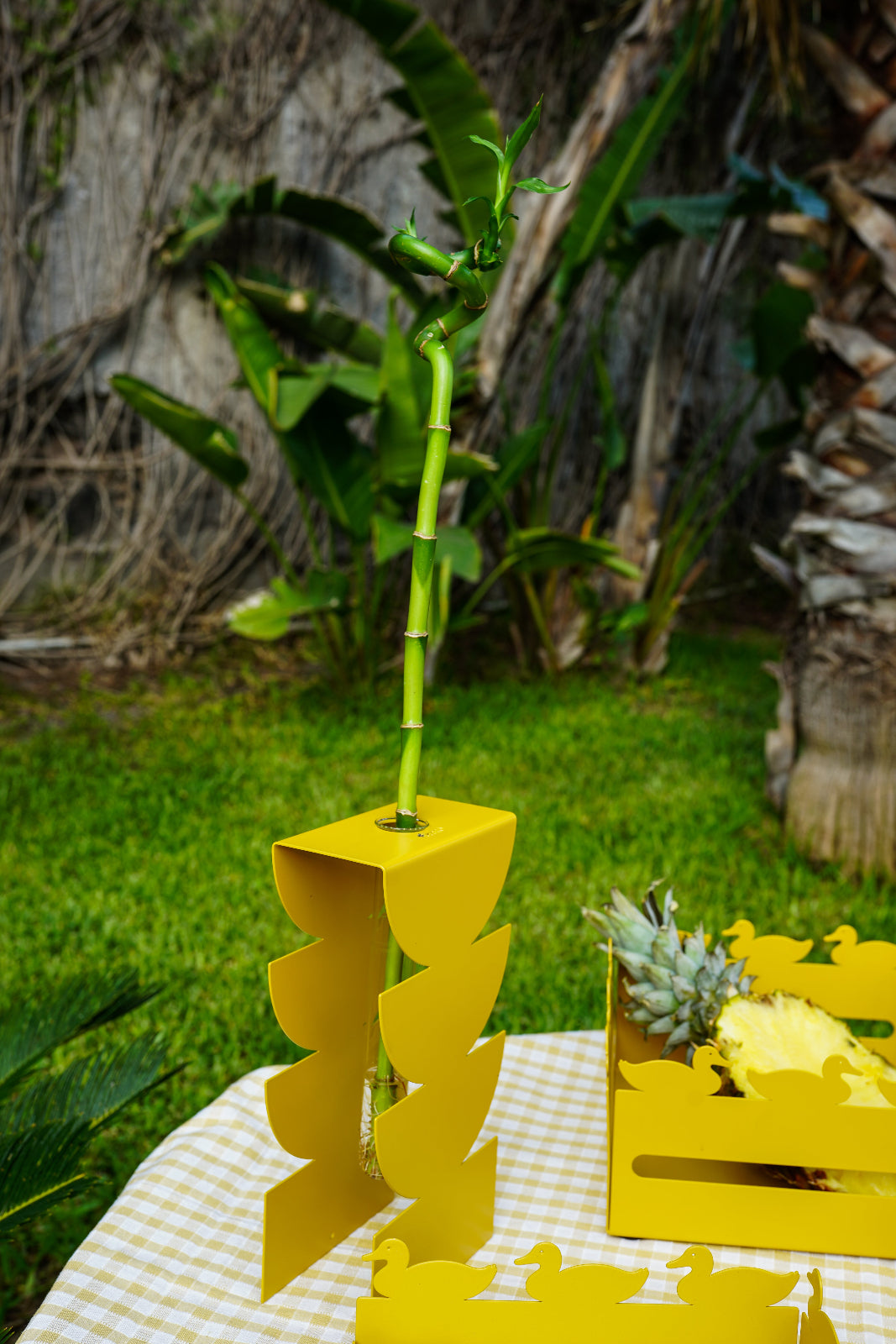 Foto ambientata del vaso Memphis color giallo