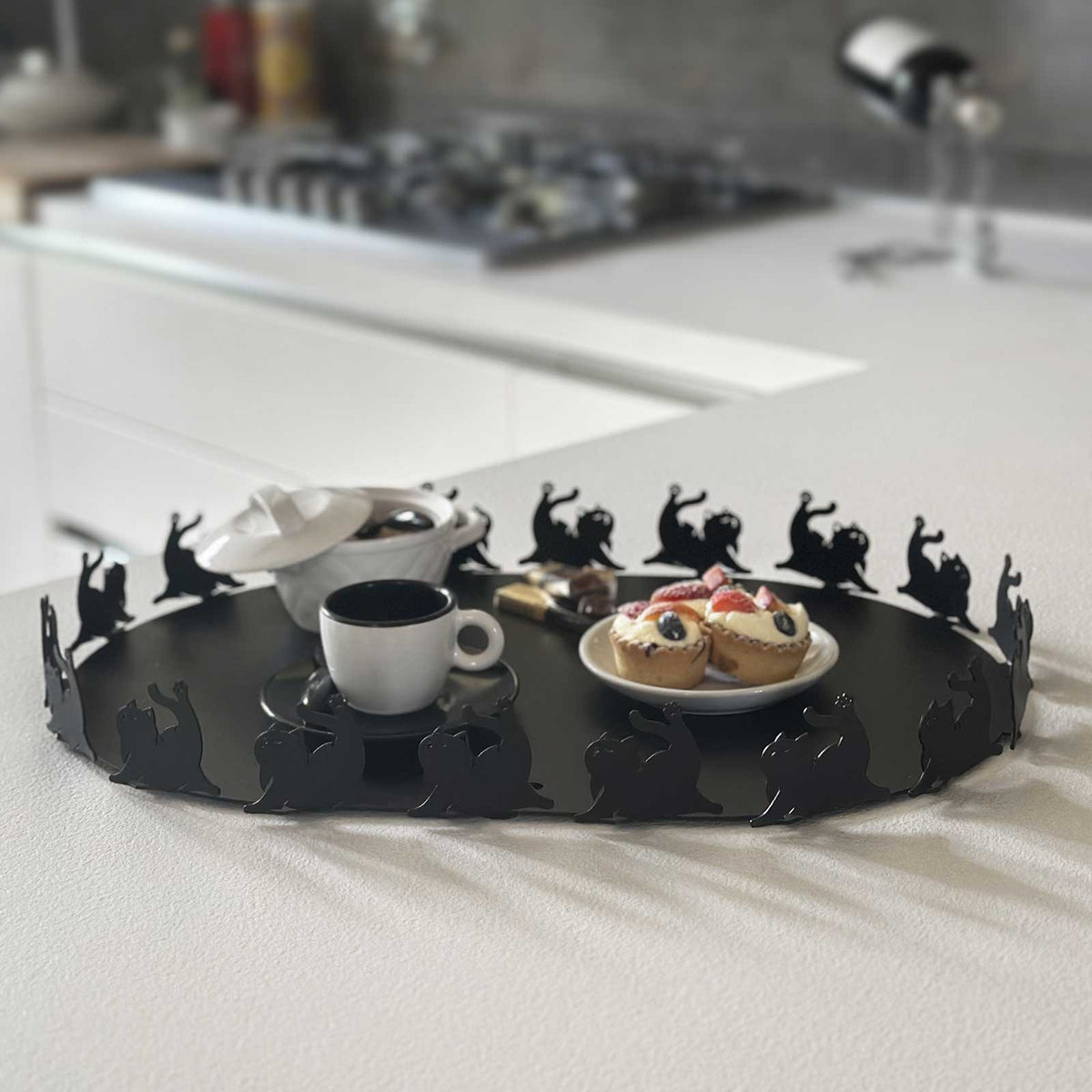 Vassoio Matisse colore nero. Foto ambientata in cucina con tazzine e dolci