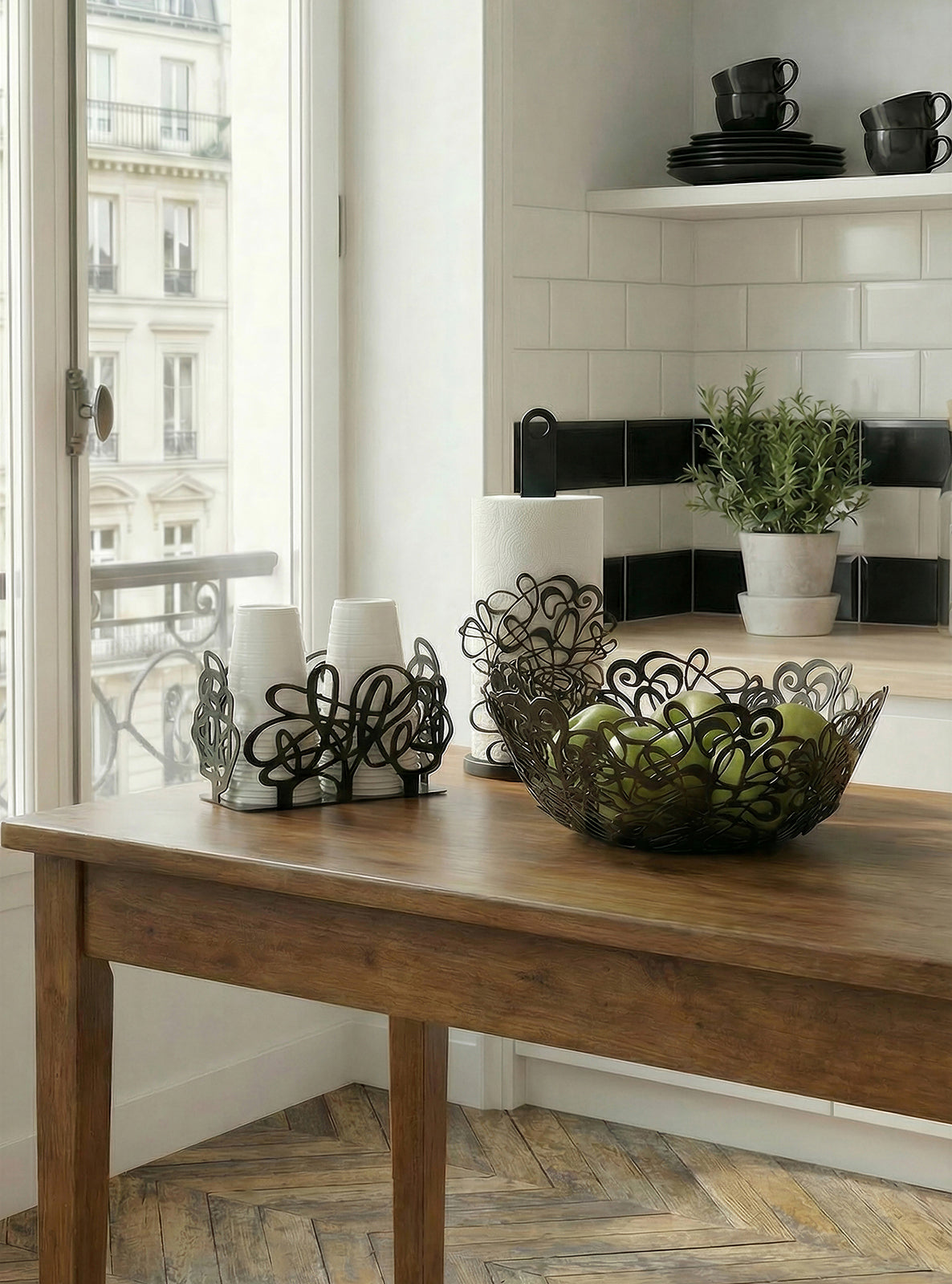 Linea Scarabocchio nero Arti&Mestieri ambientata in cucina classica