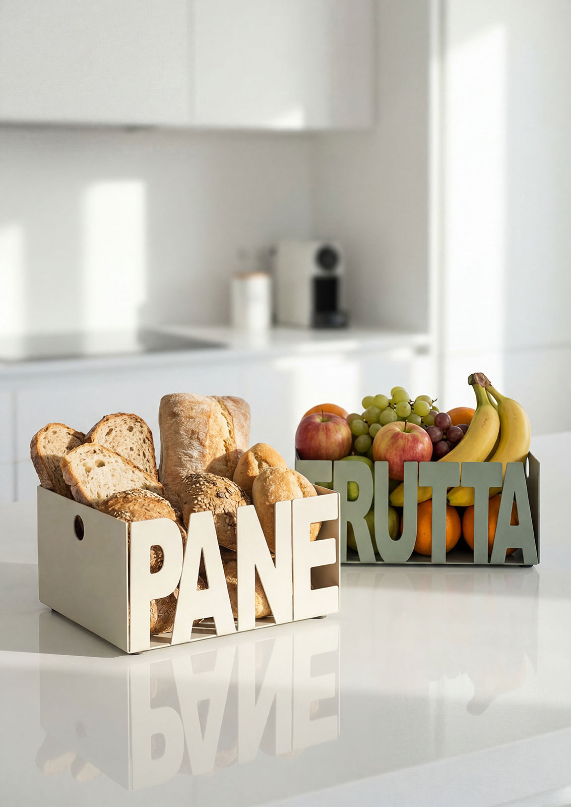 Fruttiera e porta pane Letter in ferro Arti&Mestieri ambientati in cucina moderna