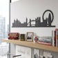 Ambientazione della sagoma in ferro della città Londra, Skyline London di Arti&Mestieri, in uno studio di archiettura insieme ad altri ricordi del viaggio nella capitale inglese.