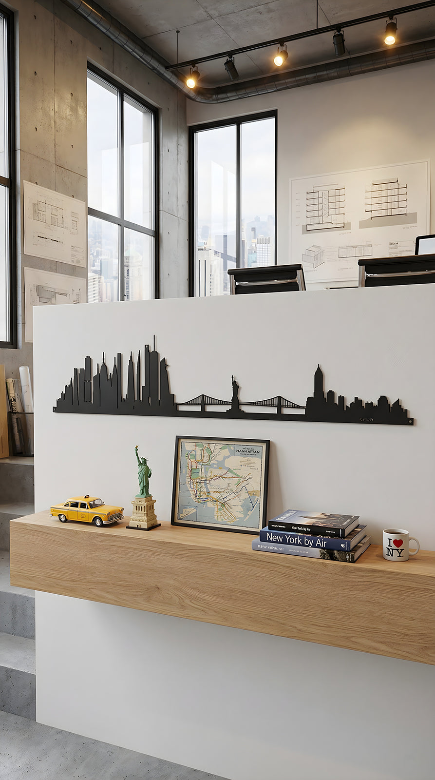Ambientazione della sagoma in ferro della città New York, Skyline New York di Arti&Mestieri, in uno studio di archiettura insieme ad altri ricordi del viaggio nella grande mela.