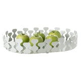 Vassoio ovale Nori di Art&Mestieri in ferro color bianco marmo con frutta, vista tre quarti