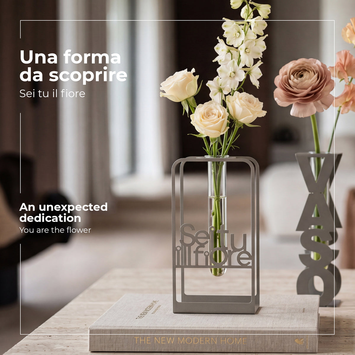 Foto ambientata del vaso Sei tu il Fiore finitura fango,  di Arti e Mestieri.