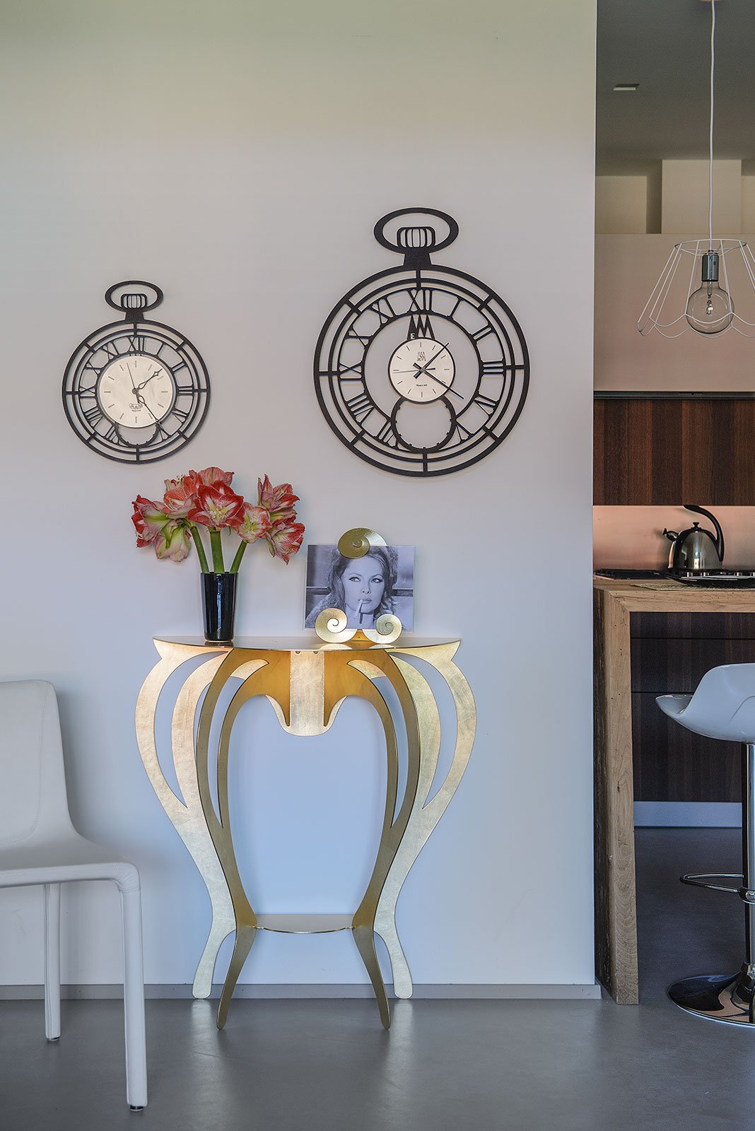 Consolle Ballerina piccola in ambientazione con orologio Cipollone coordinato