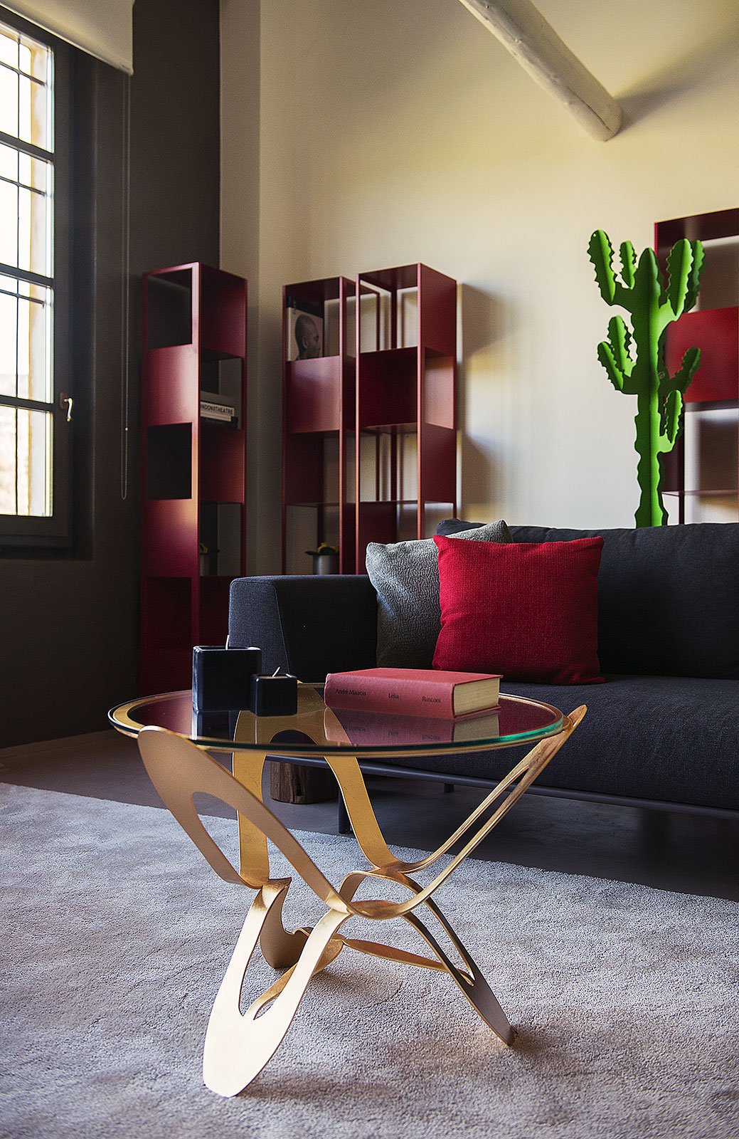 Tavolino Ninfa di design italiano - ambientazione soggiorno moderno